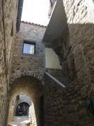 Dalle accrochée aux rochers naturels - Escalier de liaison entre le bâtiment existant et l'extension.