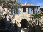 Extension en maçonnerie de galets avec encadrement en calcaire - Voûte en plein cintre sur une ruelle communale.