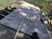 Mise en place d'un isolant entre chevrons