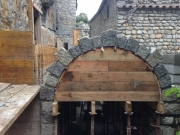 Réalisation d'une voûte sur ruelle, cintre calcaire