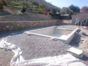 réalisation mur de soutènement pierre autour d'une piscine